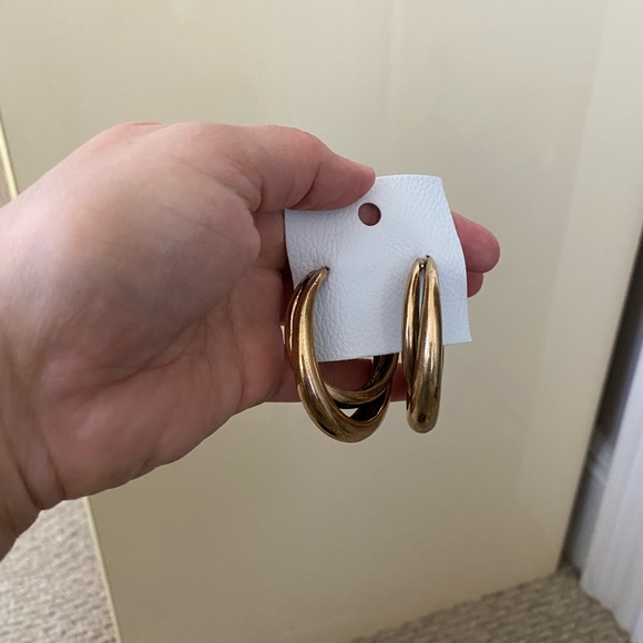 FREE PEOPLE LARGE a DOUBLE INTERTWINED HOOPS EARRINGS in GOLD new - Picture 4 of 4